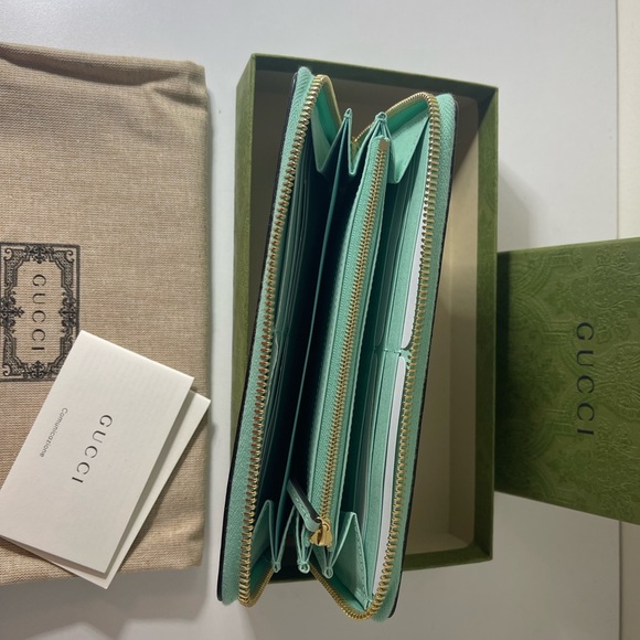 GUCCI ANIMAL PRINT ZIP-AROUND WALLET IN
BLUE BRAND NEW with Dustbag - Picture 2 of 5